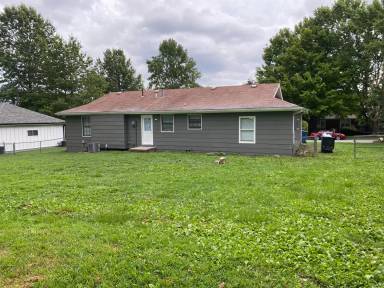 Main picture of 305 N Pinewood Ave
