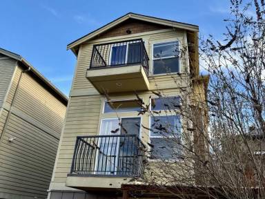 Main picture of 2219 E Spruce St