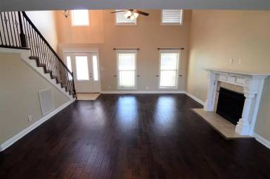 Main picture of 1828 Apache Way