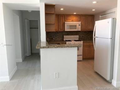 Main picture of 720 Collins Ave
