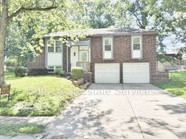 Main picture of 904 NW Canterbury Rd