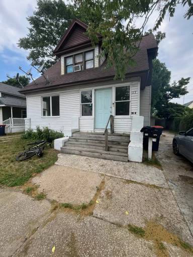 Main picture of 113 W 16th St