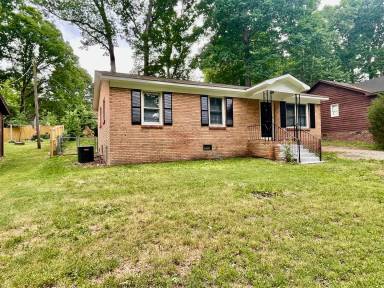 Main picture of 212 E Poplar St