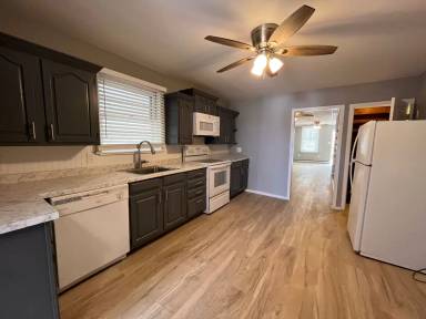 Main picture of 105 W 2nd St