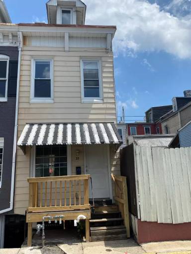 Main picture of 33 Moss St