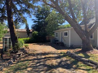Main picture of 702 College St