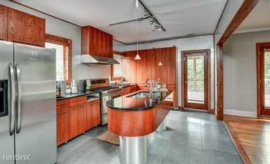 Main picture of 866 Moreland Ave SE