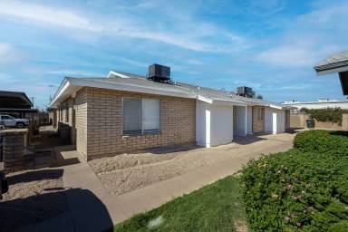 Main picture of 2034 W Lawrence Rd