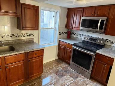 Main picture of 1221 S 52nd St