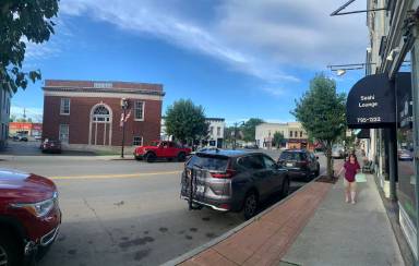 Main picture of 123 W Franklin St