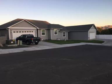 Main picture of 605 S 82nd Ave