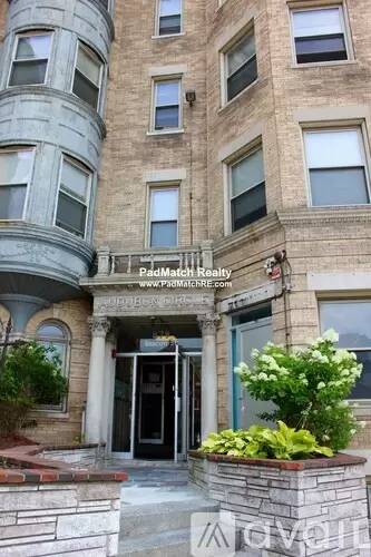 Main picture of 879 Beacon St