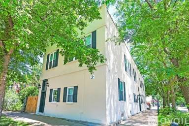 Main picture of 3001 N Sawyer Ave