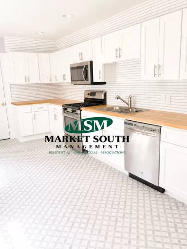 Main picture of 121 W Duffy St