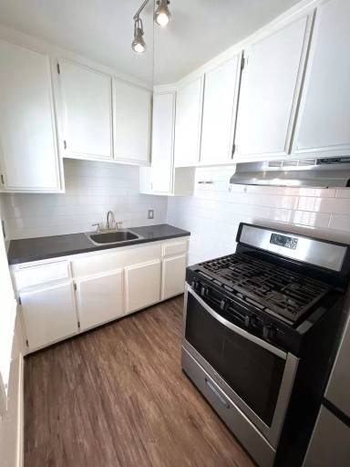 Main picture of 252 W 11th St