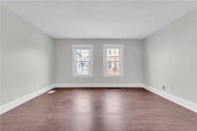 Main picture of 1244 W 69th St