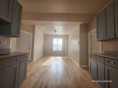 Main picture of 1018 W 64th St