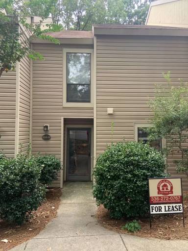 Main picture of 225 Village Ln