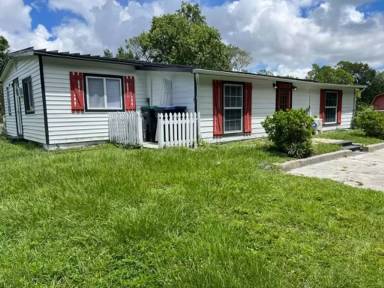 Main picture of 15605 Trigonia St