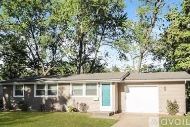 Main picture of 5700 N Highland Ave