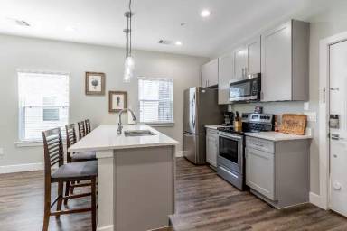 Main picture of 142 W 5th St