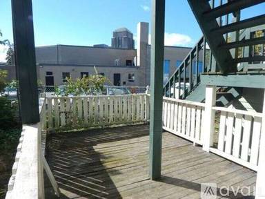 Main picture of 32 Hawthorne St