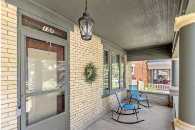 Main picture of 157 E Oakland Ave
