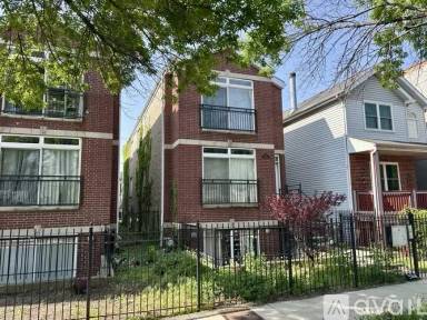 Main picture of 2423 W Harrison St