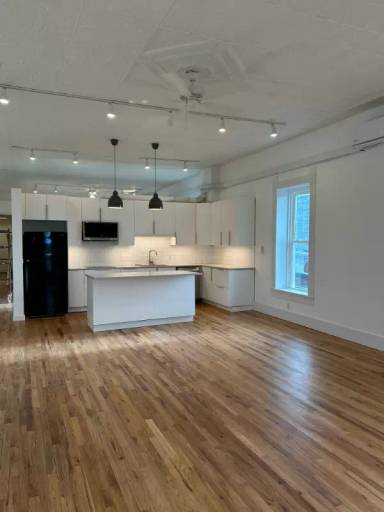 Main picture of 204 W Washington St