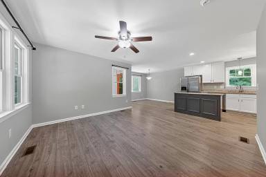Main picture of 15 Huntington Dr