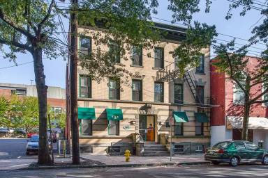 Main picture of 165 Park St
