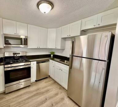 Main picture of 100 Shawomet Ave