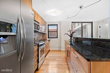 Main picture of 220 E 10th St