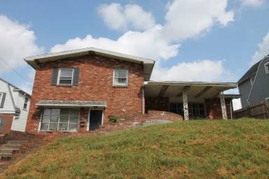 Main picture of 824 W Wayne St