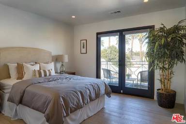 Main picture of 300 N Plymouth Blvd