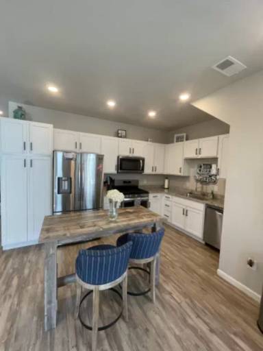 Main picture of 1047 Oak Cir