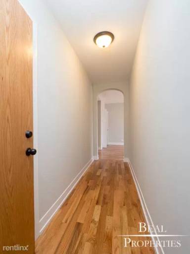 Main picture of 550 W Arlington Pl Apartments