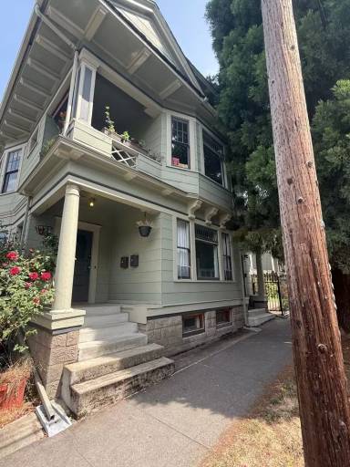Main picture of 3001 SE Ankeny St