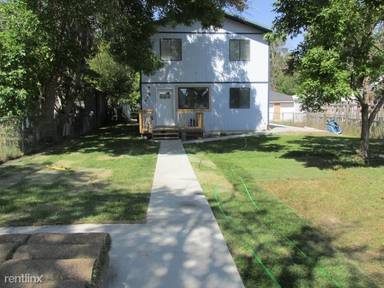 Main picture of 905 2nd Ave NW