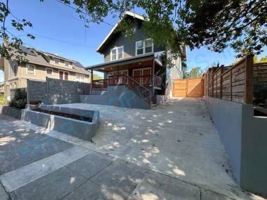 Main picture of 2425 SE Lincoln St