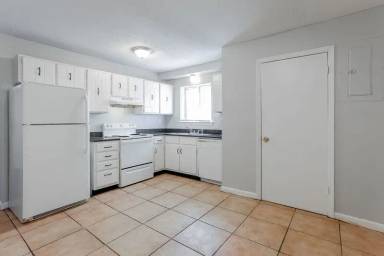 Main picture of 2414 Lyndon Ave