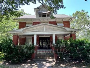 Main picture of 726 N River Blvd