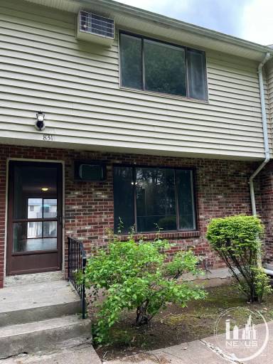 Main picture of 831 Blackstone Vlg