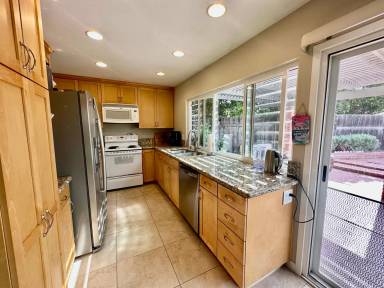 Main picture of 15221 Amalia St