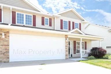 Main picture of 2900 SE Glenstone Dr