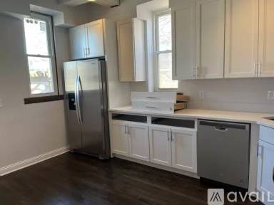 Main picture of 1326 W George St