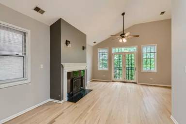 Main picture of 905 W Lawrence Ave