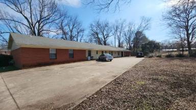 Main picture of 600 E 8th St