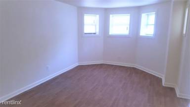 Main picture of 900 W Montrose Ave