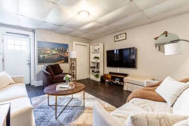 Main picture of 815 E Warrington Ave